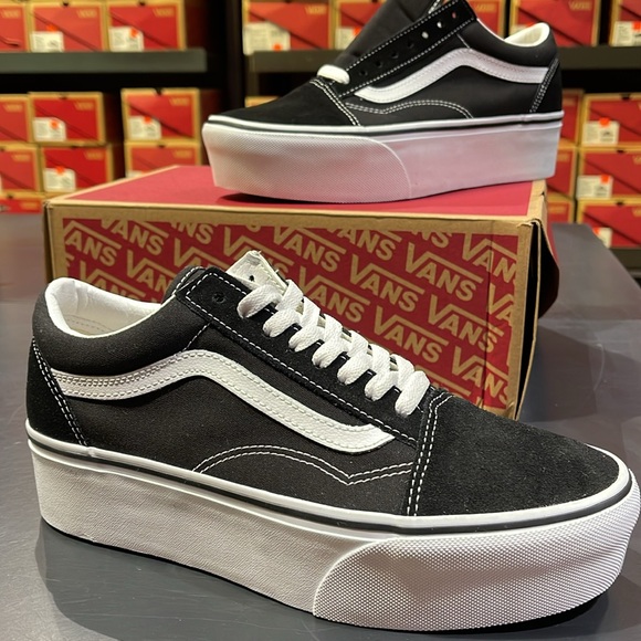 Vans WMNS Old Skool Stackform
Suede/Canvas Black/True Wht
VN0A7Q5M6BT Platform - Picture 1 of 16